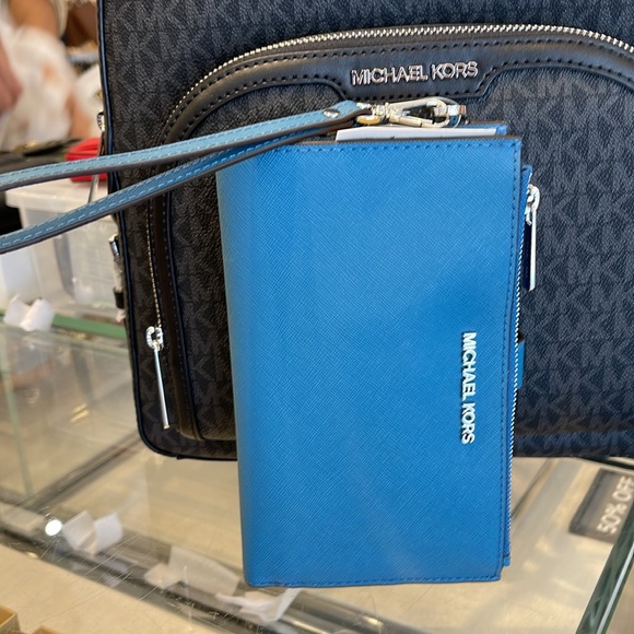 MICHAEL KORS LARGE DOUBLE ZIP WRISTLET WALLET PHONE CASE CLUTCH 
Teal
NWT - Picture 15 of 16